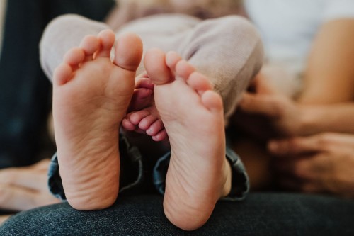 Eine Nahaufnahme der Füße eines Kindes und Baby Füße..