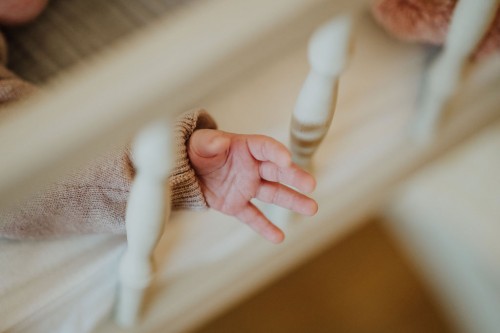 Eine kleine Hand eines Kindes.