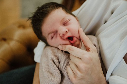 Eine Frau, die ein Baby hält.