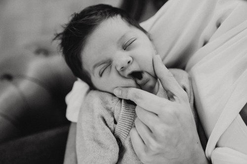 Ein Schwarz-Weiß-Foto einer Frau, die ein Baby hält.