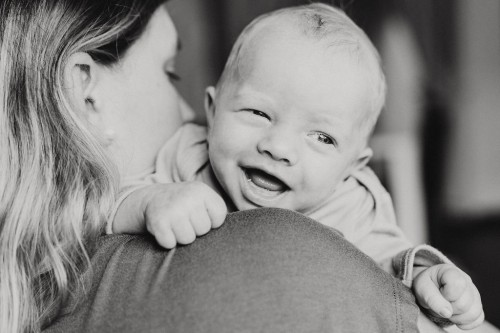 Ein kleines Baby bei einer Frau auf dem Arm.