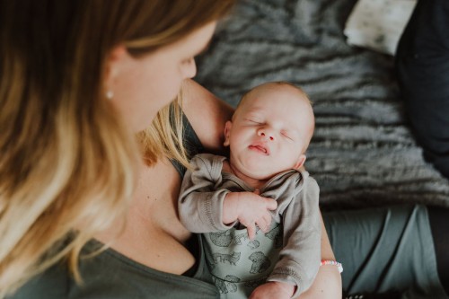 Ein kleines Baby bei einer Frau auf dem Arm.