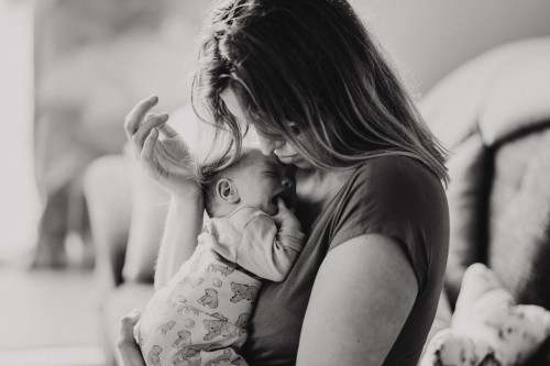 Ein kleines Baby bei einer Frau auf dem Arm.