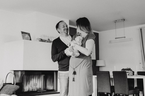 Ein Mann und eine Frau mit einem Baby auf dem Arm.