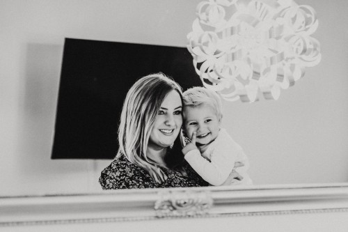 Ein kleiner Junge bei einer Frau auf dem Arm.