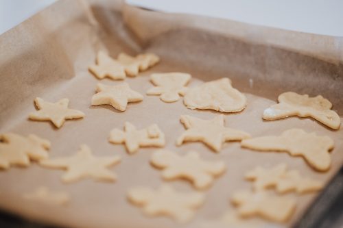 Weihnachtsplätzchen auf einem Backblech.