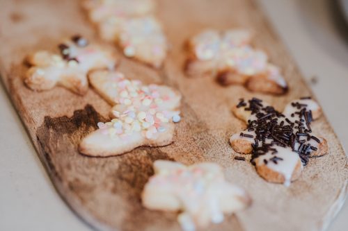 Weihnachtsplätzchen auf einem Holzbrett.