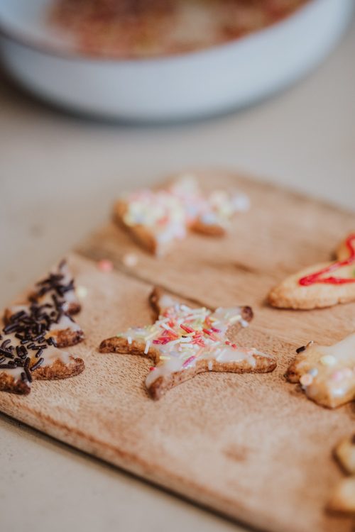 Weihnachtsplätzchen auf einem Holzbrett.