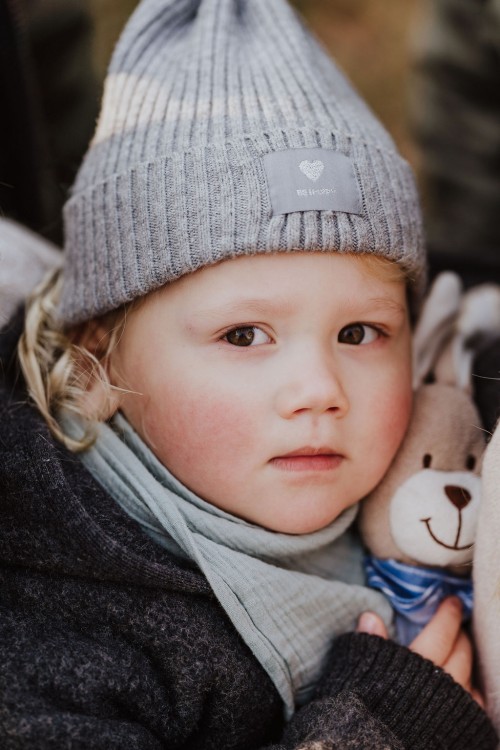 Ein kleines Kind kuschelt sein Plüschtier.