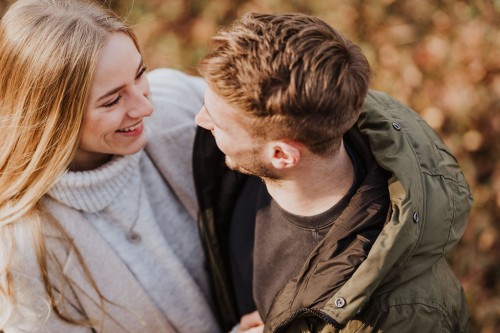 Eine Frau und ein Mann umarmen sich.