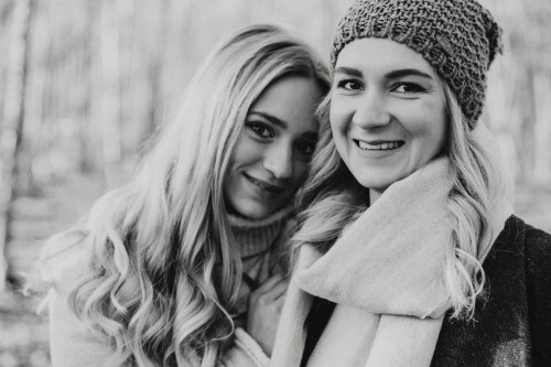 Zwei Frauen nebeneinander und schauen in die Kamera.