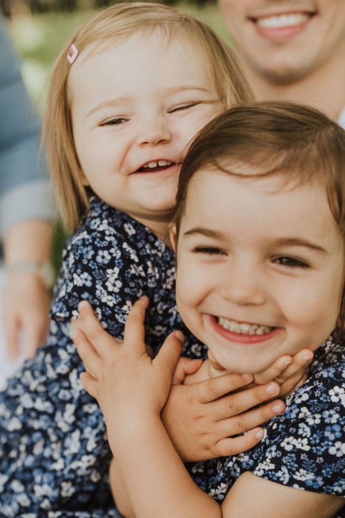 Zwei kleine Mädchen machen Quatsch.