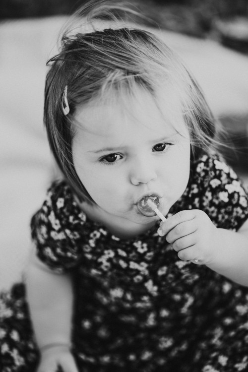 Ein kleines Mädchen mit einem Lolli.