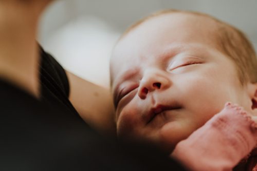 Ein kleines schlafendes Baby.