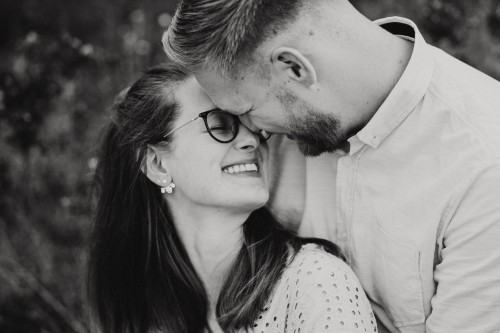 Eine Frau und ein Mann kuscheln.