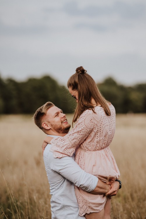 Ein Mann hebt eine Frau hoch.