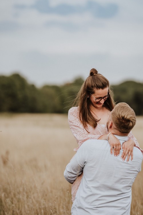 Ein Mann hebt eine Frau hoch.