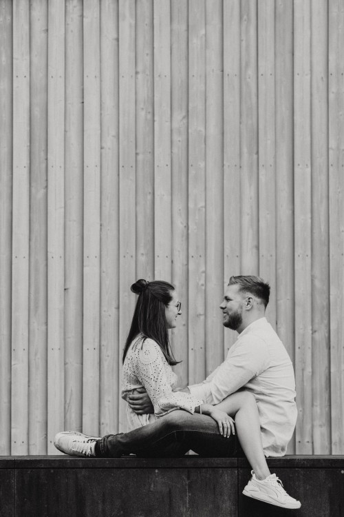 Eine Frau und ein Mann sitzen umarmt.