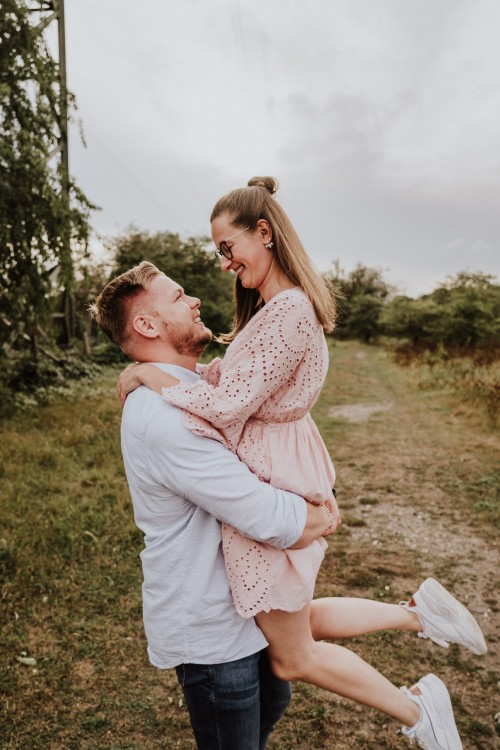 Ein Mann hebt eine Frau hoch.