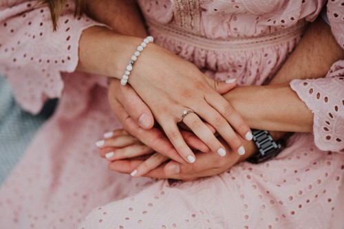 Hände von einer Frau und einem Mann.