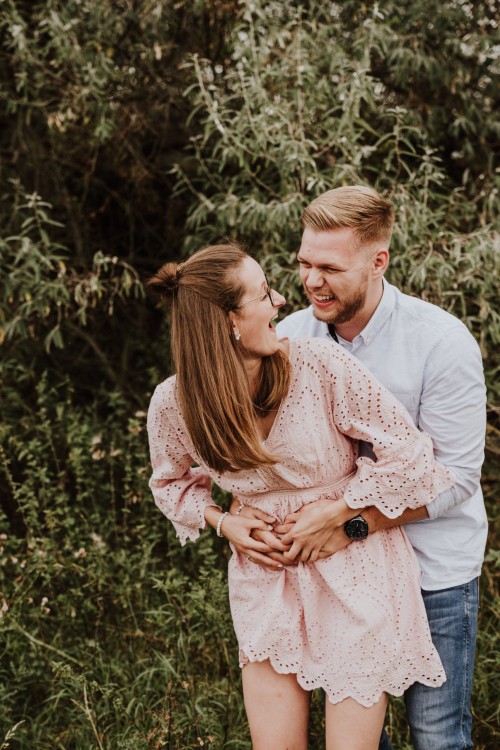 Eine Frau und ein Mann umarmen sich.