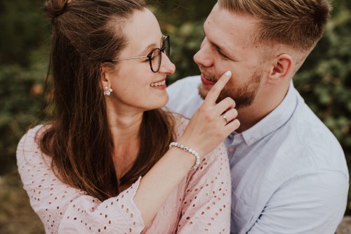 Eine Frau und ein Mann umarmen sich.