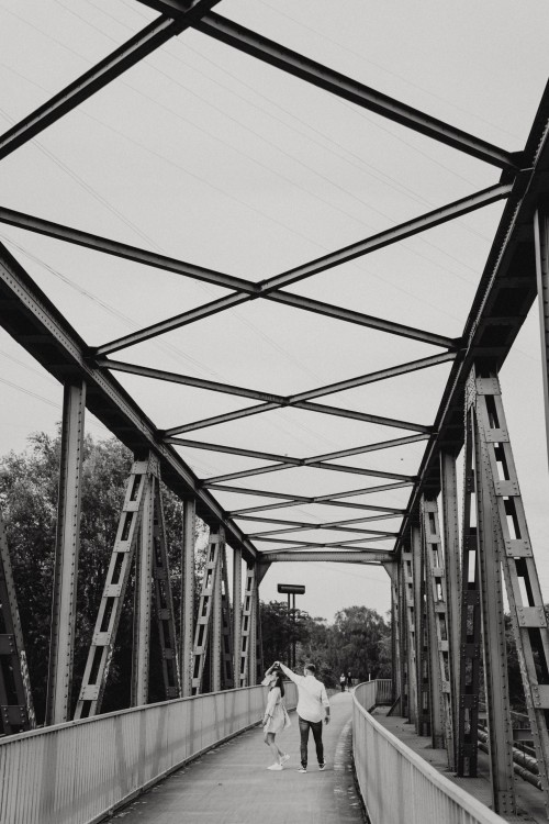 Eine Frau und ein Mann tanzen auf einer Brücke.