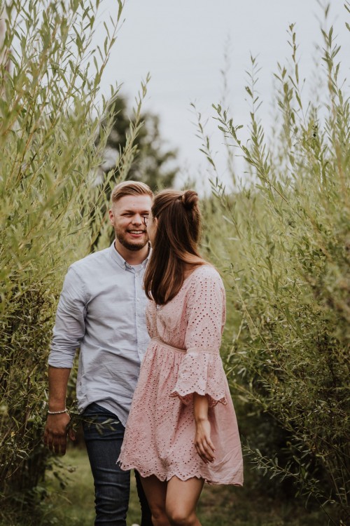 Eine Frau und ein Mann laufen durch einen Wald.