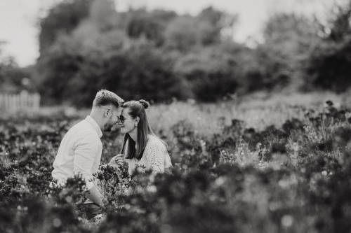 Ein Mann und eine Frau sitzen zwischen den Blumen.