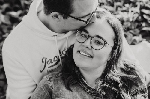 Ein Mann gibt einer Frau einen Kuss auf die Stirn.