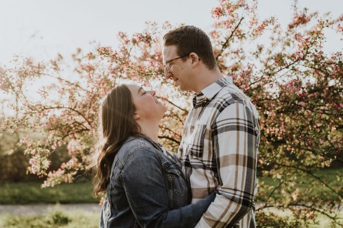 Eine Frau und ein Mann vor einem Obstbaum.