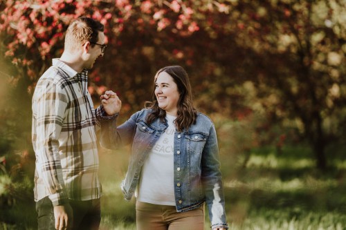 Ein Mann und eine Frau halten Händchen.