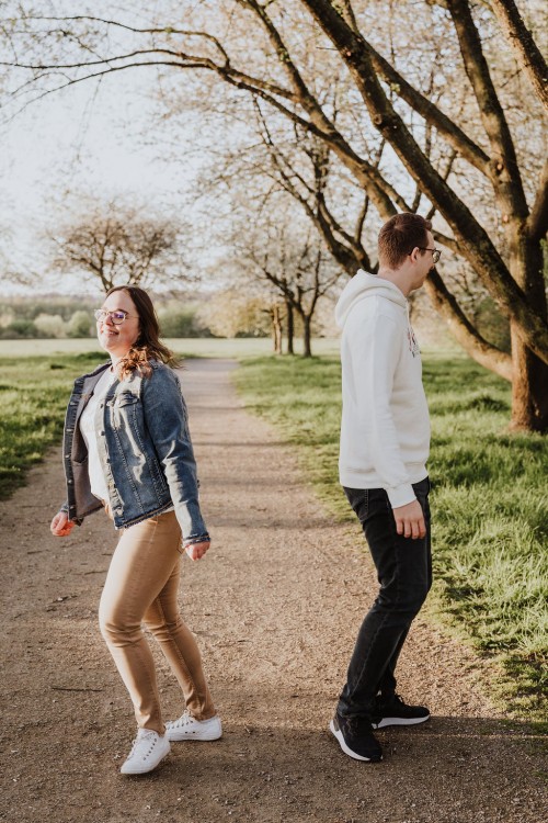 Eine Frau und ein Mann auf einem Feldweg.
