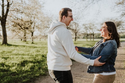 Ein Mann und eine Frau tanzen auf einem Feldweg.