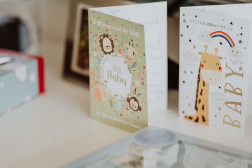 Gratulationskarten auf dem Tisch.