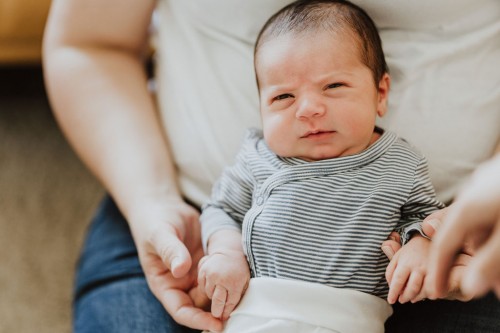 Ein kleines Baby auf dem Schoß von einer Frau.