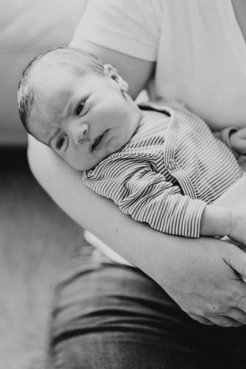 Ein kleines Baby auf dem Arm einer Frau.