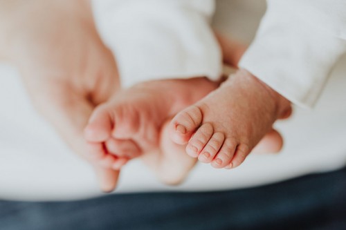 Kleine nackte Babyfüße.