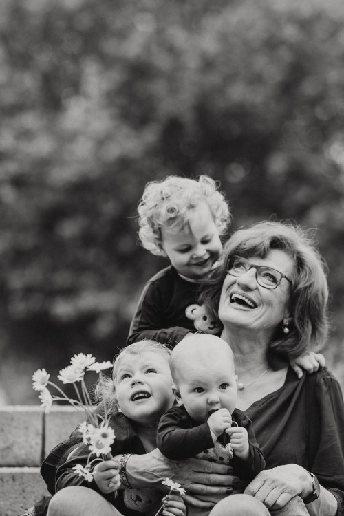 Die Oma freut sich über ihre drei Enkeln
