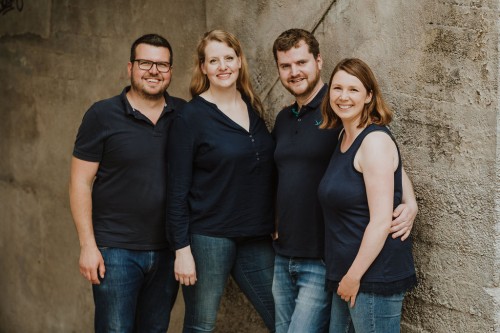 Zwei Paare lassen ein Familienbild von sich auf der Zeche Zollverein machen