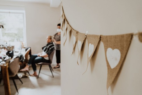 Wimpelkette auf der Wand.