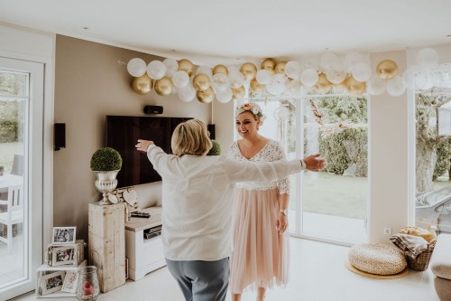 Farbfoto Umarmung der Braut beim Gettingready