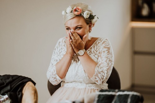 Gettingready in Farbe aufgeregte Braut