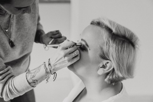 Eine Frau wird geschminkt.