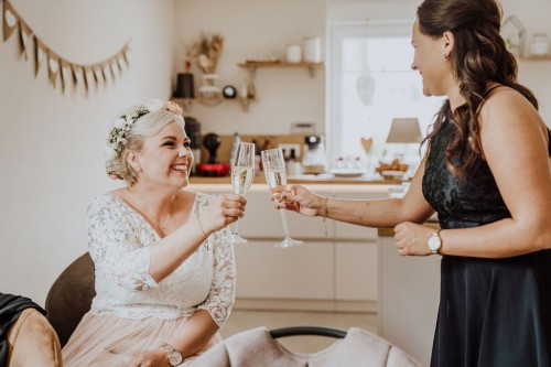 Gettingready in Farbe mit Sektglas in der Küche