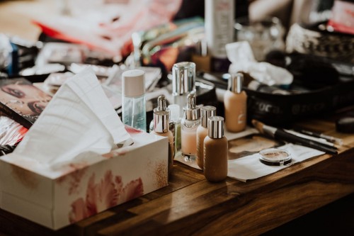 Ein Tisch mit Flakons und Kosmetiktücher.