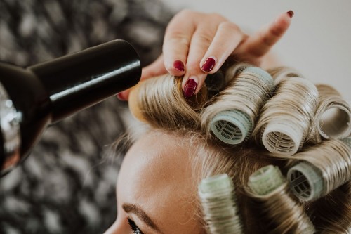 Lockenwickler auf einem Kopf einer Frau.
