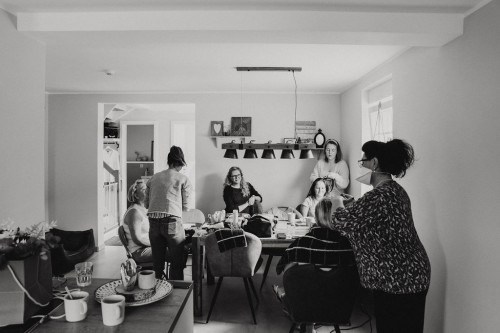 Eine Gruppe von Frauen sitzen am Tisch.