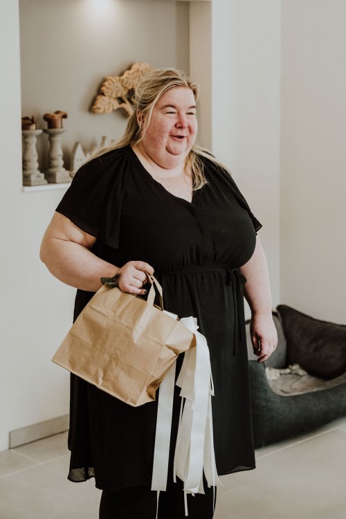 Eine Frau mit einer Papiertüte.