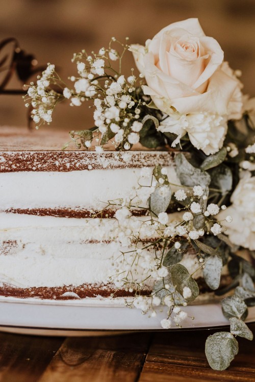 Farbfoto weißer Nakedcake Hochzeitstorte SchmückerHof